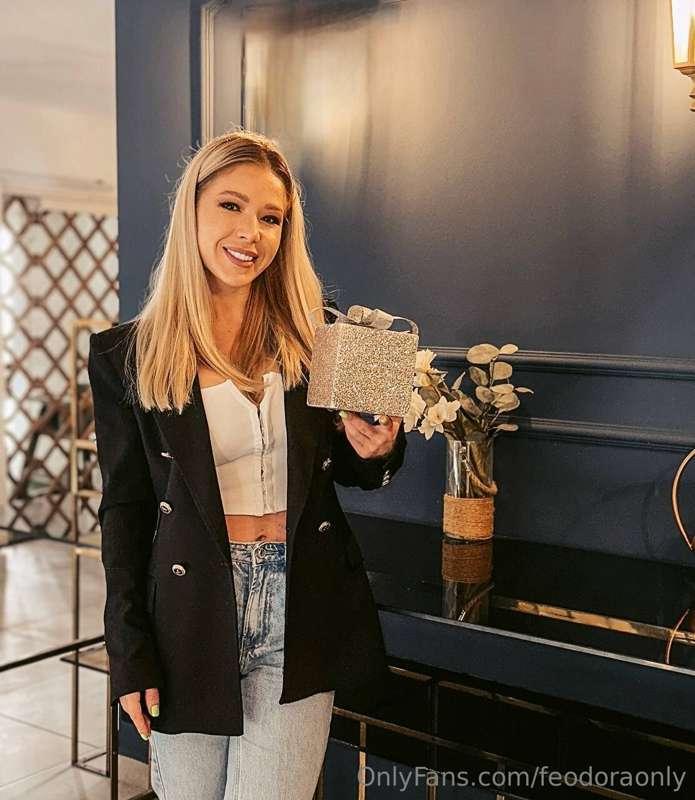 Guys, it's my birthday today, and I'm 32 years old   🎈 🎈 🎈

..