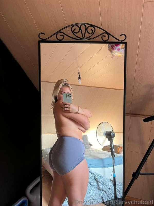 Worship my booty 🍑