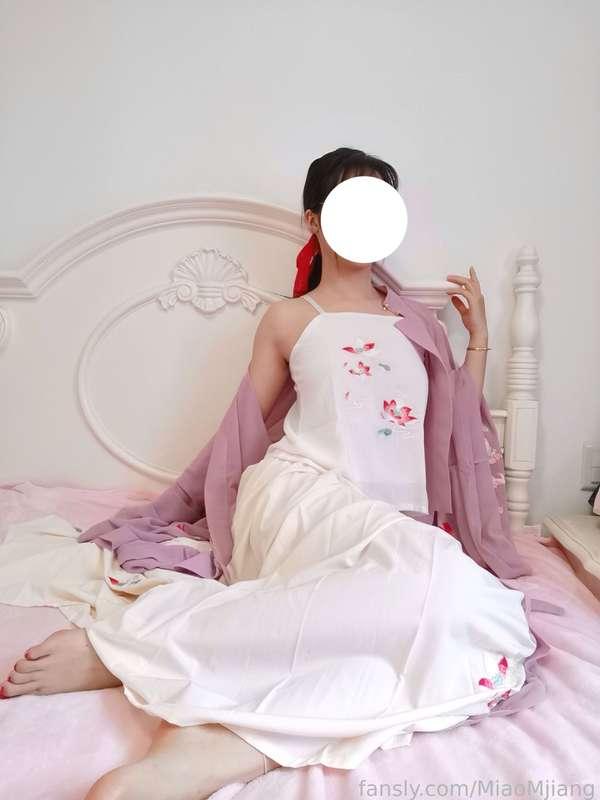 Just in my lingerie at home showing off and undressing
就在家里穿着我的内衣炫耀和脱衣服