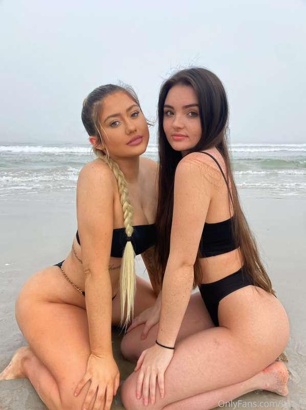 Me and @elliemaria 💦🖤 (her OF is FREE btw 😉)