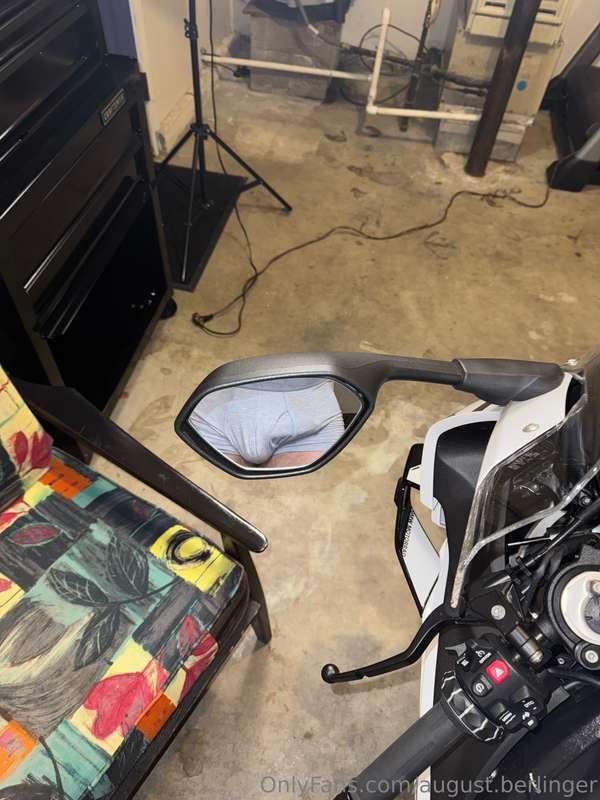 I think there’s something wrong with my mirror…help me out h..