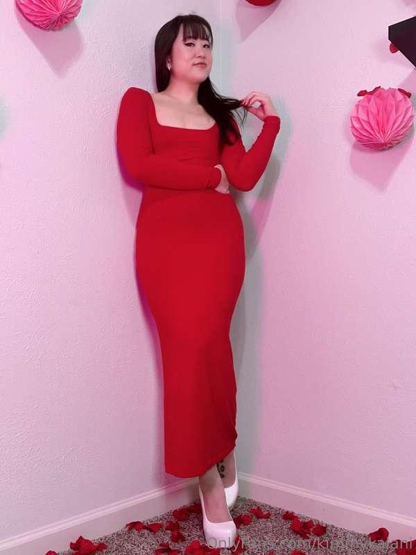 does your girlfriend dress up in sexy tight dresses like I d..