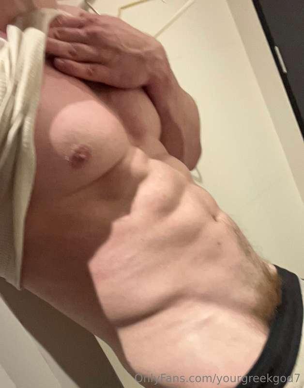 What’s under my top at the gym👀➡️