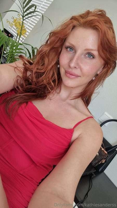 Who's willing to have fun with a naughty redhead? 😈😜