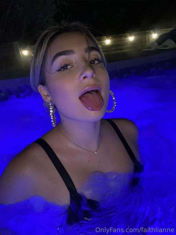 Wanna hop in? 💦💦