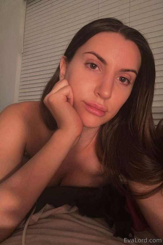 Woke up like this ☺️ could I still fuck you with no makeup o..