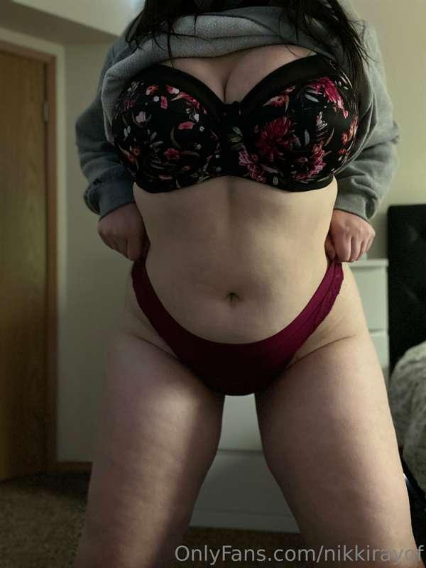 Swipe to see my full nude body. Plus a sexy video 🙈😈