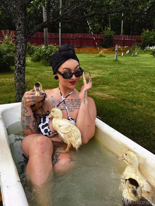 Helka-neiti täällä kylvyssä mun ankkojen kanssa vaan 🤭🛀🧼 