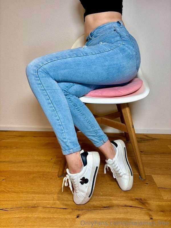 It’s sock-removal time, and I know you’ve been waiting for t..