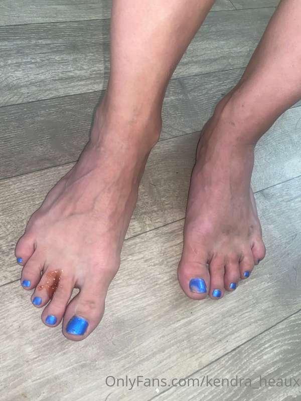 I dropped jelly on my toes 😋