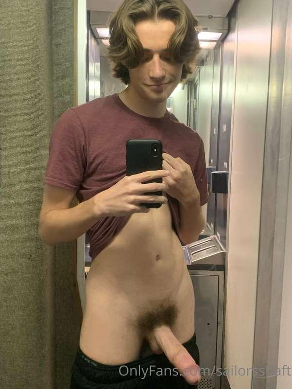 Trains make me horny I guess 😖