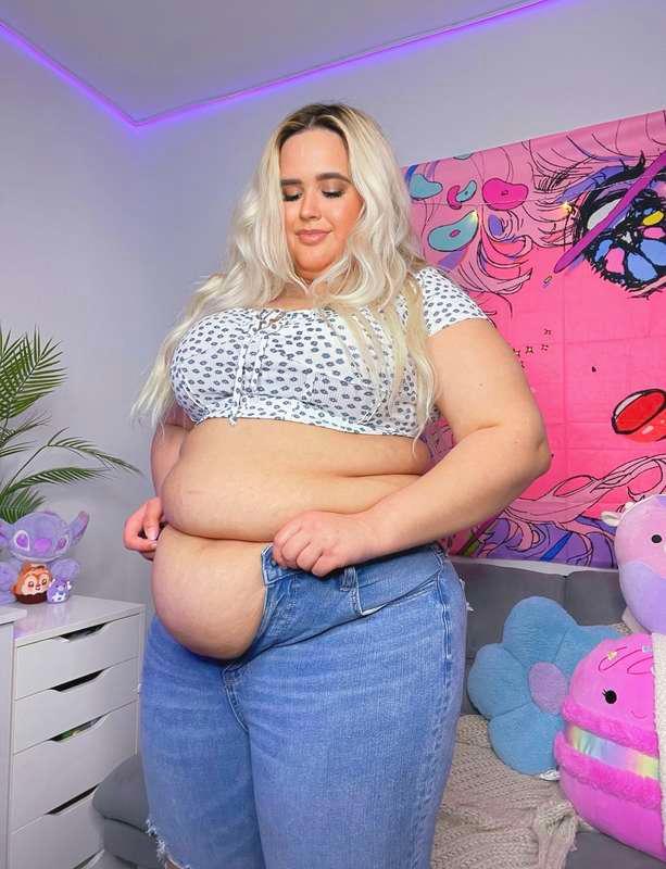 hmm these pants are too small 👀