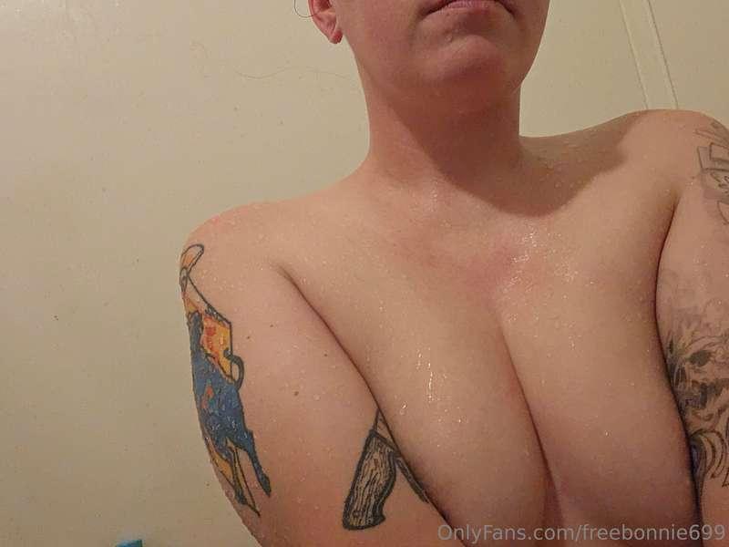 Watch me soap up in the shower right now in my live!!! Fully..