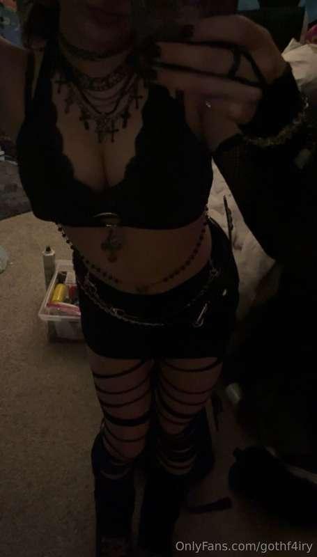 you like my outfit? :)) wanna see it off??😌dm me for a custo..