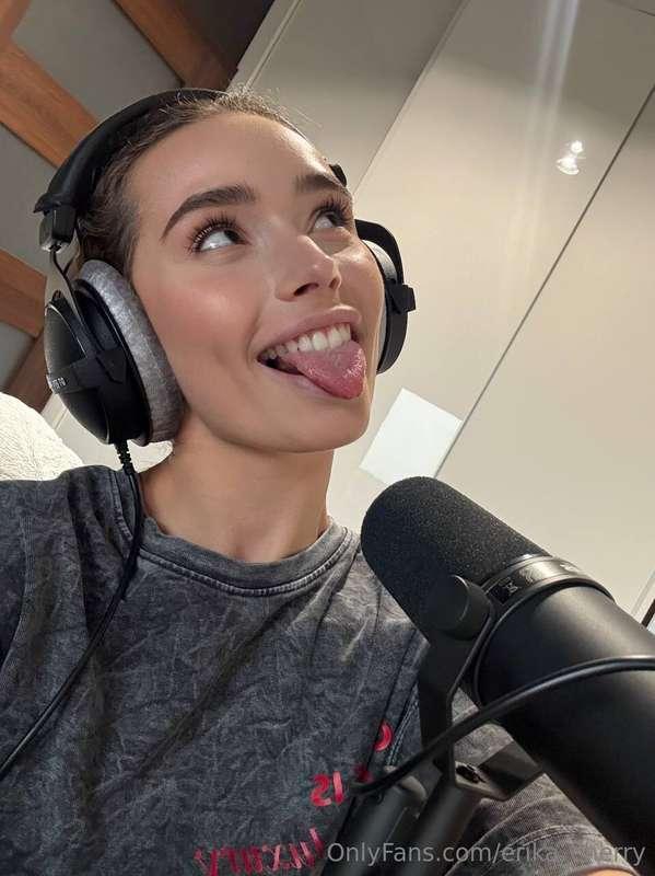 The morning started off perfect ✨🥰I turned on my microphone ..