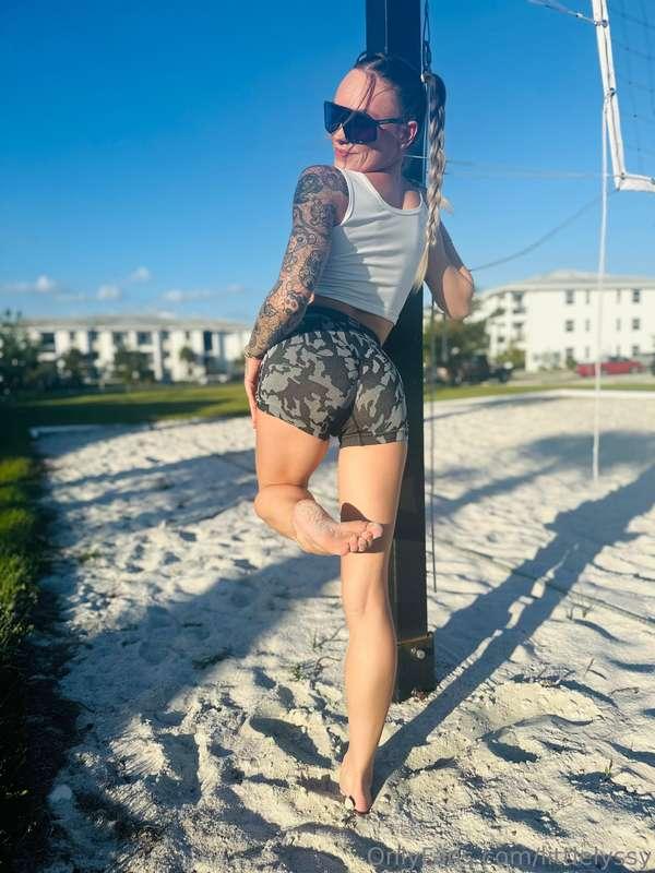 Come lick the sand off my feet 😋