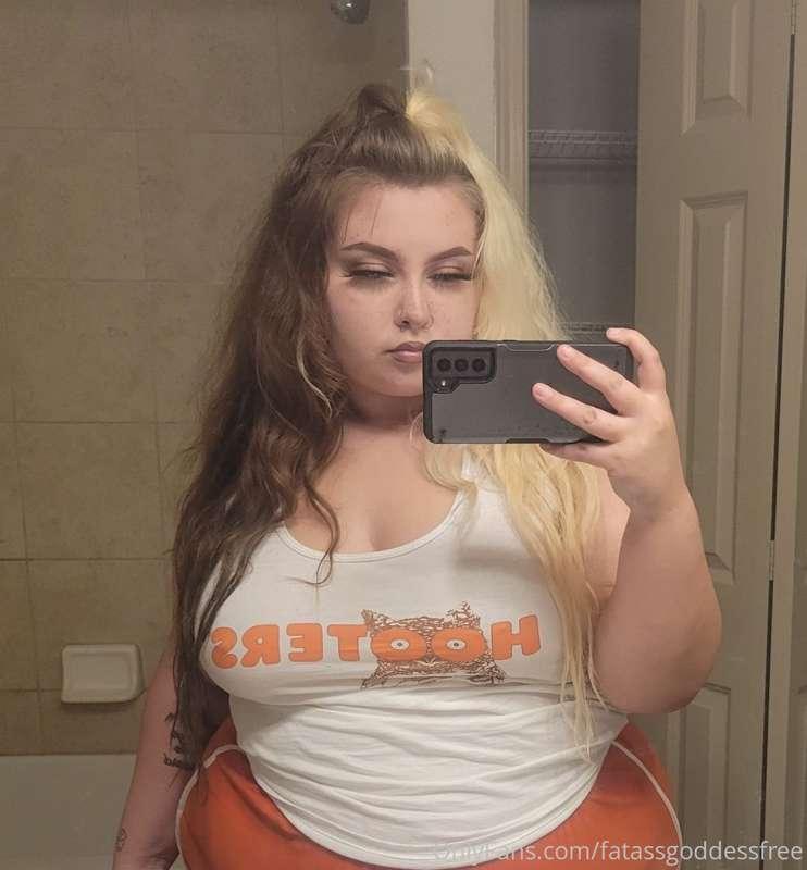 Wanna see some Hooters Titties ?