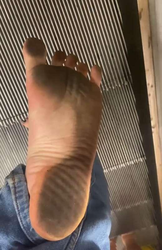 Dirty Feet on Escalator(Video)