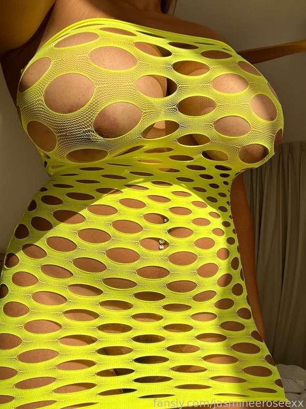 Fuck me through the fishnet daddy!💦