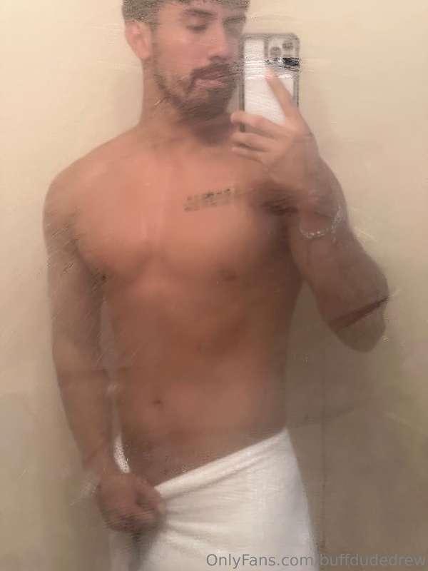 If you want to see without the towel like and dm me 😈