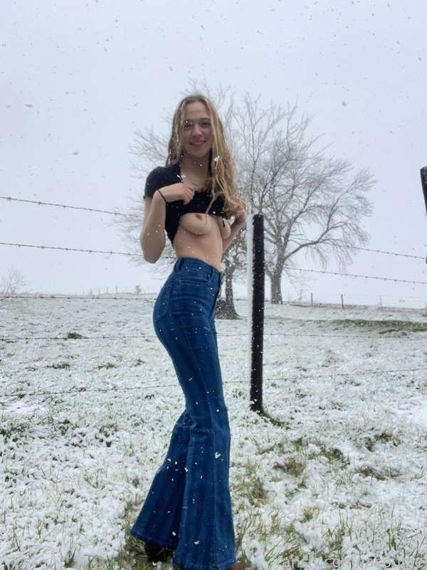 Titty Tuesday❄️😍😉
#fyp #snow #tittytuesday #tits #boobs #boobies #bellbottoms #midwest #milf #cold #hardnipples #petite #brunette #dirtyblonde #flash #model #fitcheck #smile #ass #outside #country #cowgirl #boots
