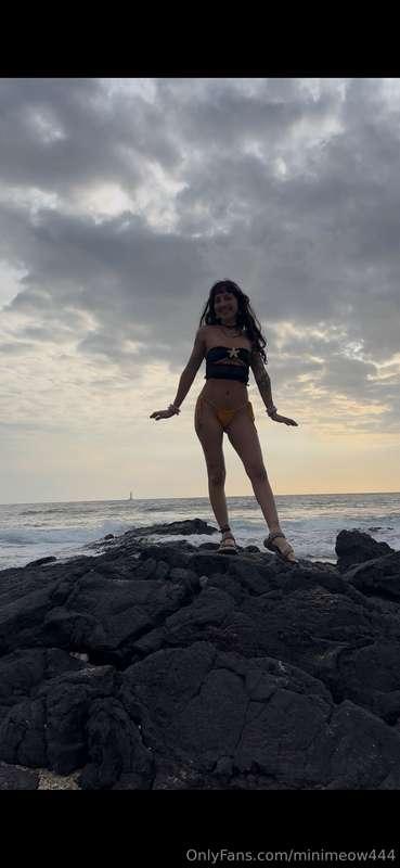 babygirl is in hawaii 🌊 