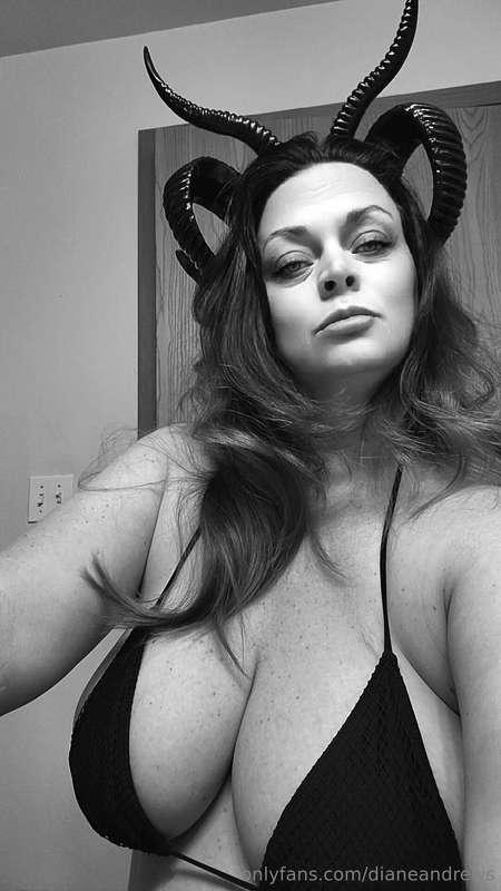 NEW succubus horns! Definitely will be making TONS of conten..