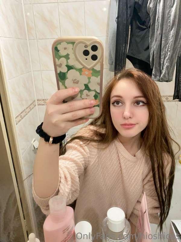 just cute photos in the bathroom 🥹💖
