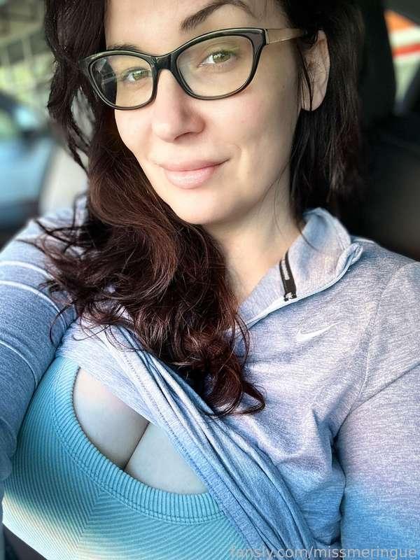 A quick peek while I’m running errands. 😘💗

#nipples #cleavage #brunette #boobs #tits #car