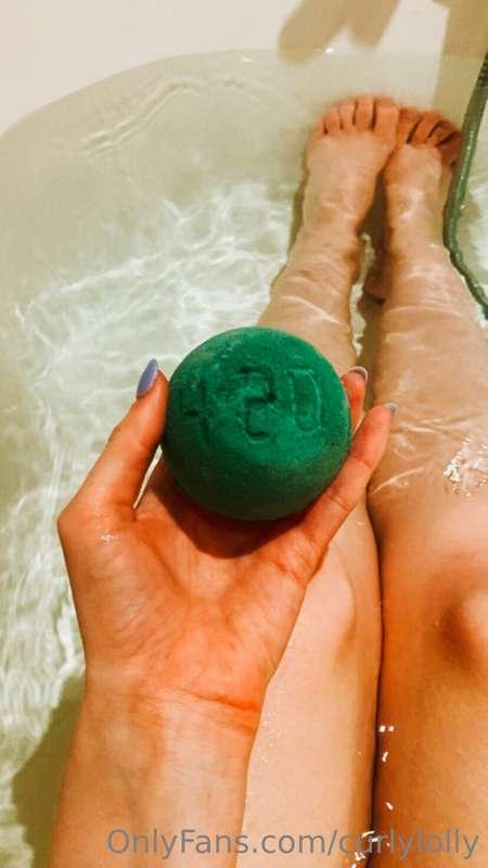 Relaxing Friday evening 💚 swipe to the end to see 🍒