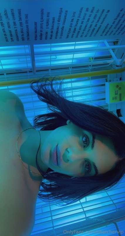Let’s go in the tanning bed ! ☀️The heat always makes me hor..