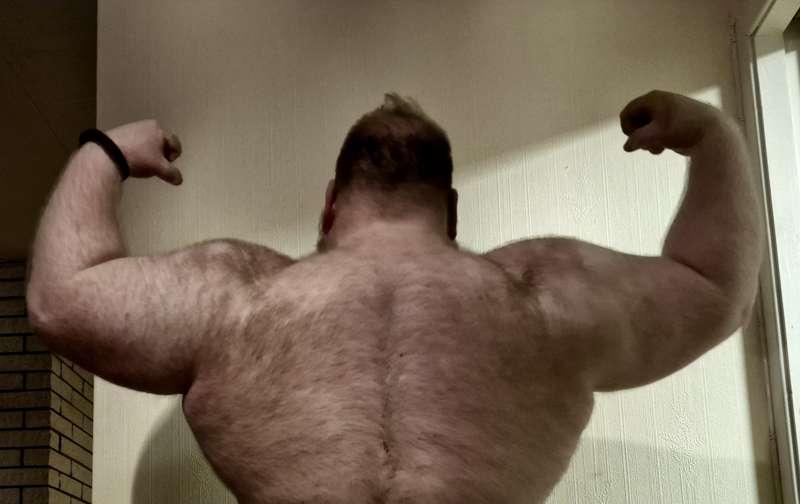 Wide.and hairy🐻