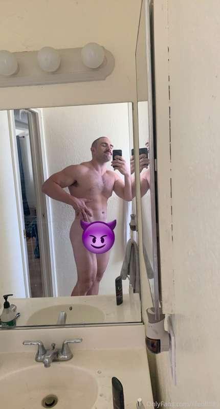 A little pre-vacation soft frontal snap I took 🥰
If you want..