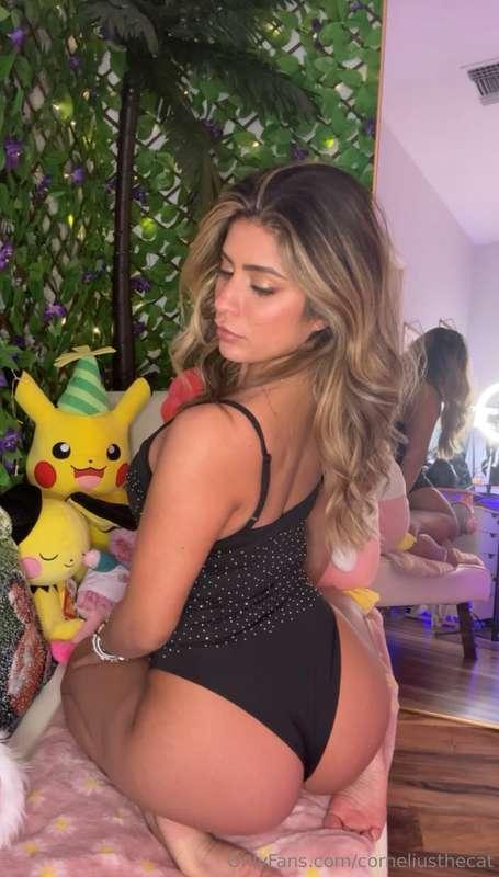 All this ass, waiting for your hands 💋