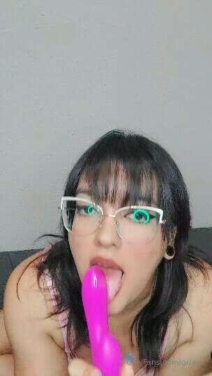 VIDEO 1MIN  
Me hago mi primer anal con un consolador, que r..