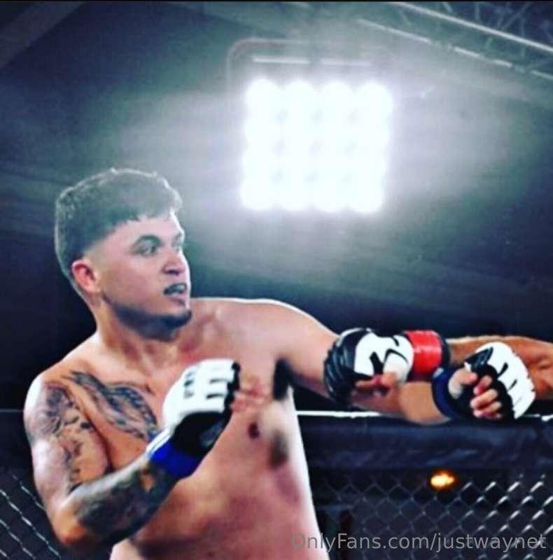 🥊 🥊 nothing like the lights beaming down on you while your f..