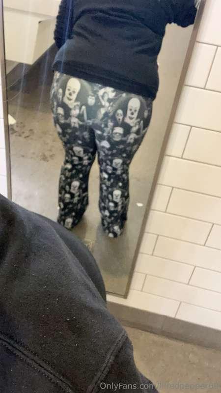 Was definitely feeling my 🍑 in these pants! What do you thin..