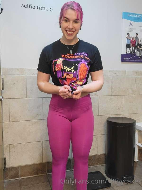 Deadlift day was so much fun 🥰 worked up to triples at 255 &..