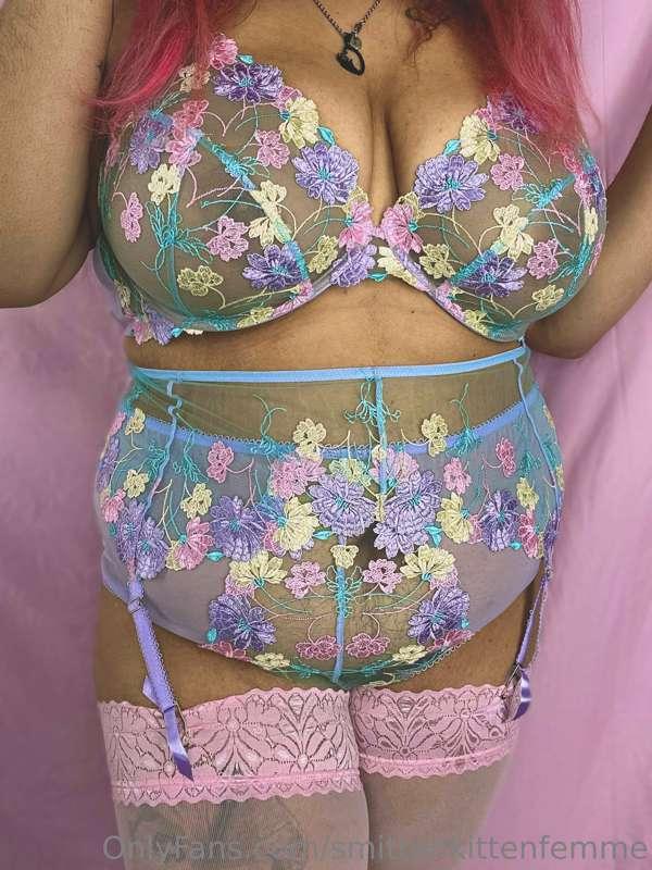 It’s snowing out so I decided to bring spring early 💐
𝘐 𝘩𝘢𝘷𝘦..