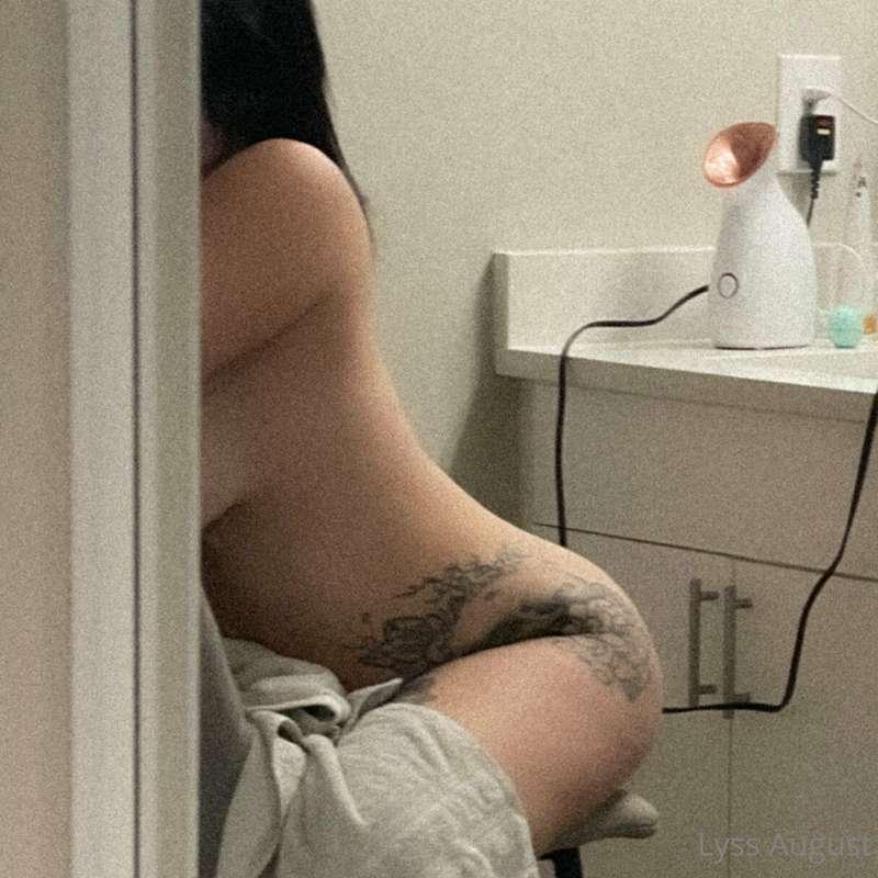 Fresh out of the shower 😈 I wish you could’ve been with me 🥺..