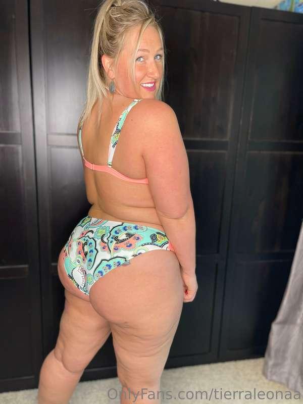 Blonde, big booty 🍑 and a sexy smile… What more do you need?..