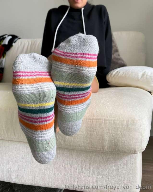 Get excited for a new sexy video showing off my cute pedicur..