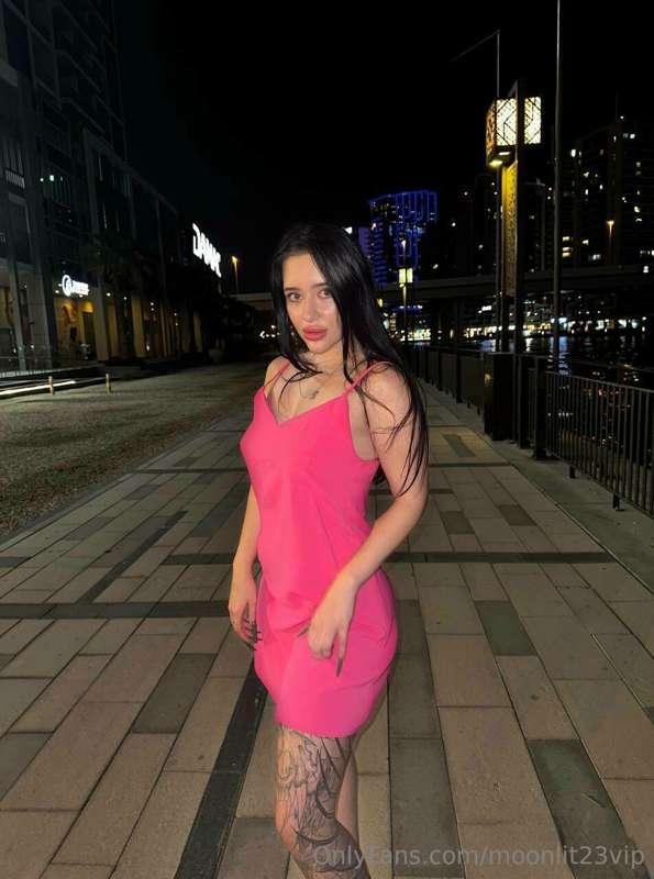 This pink dress is simply alluring, isn't it? Can you imagin..