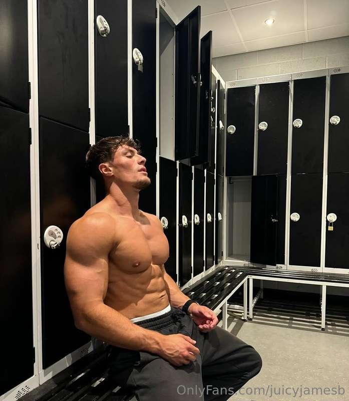 Feeling very horny after a long Christmas Day who’s going to..