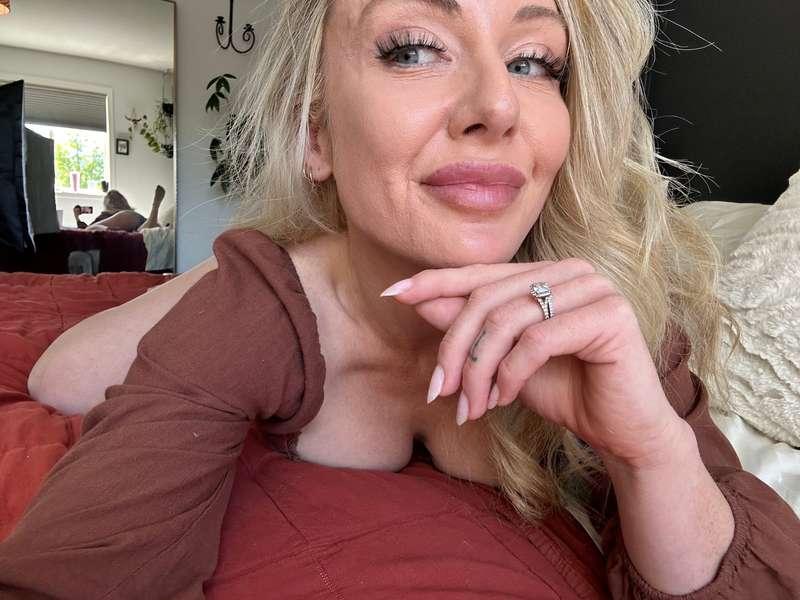 Whos ready for a naughty sext session with mommy🤭DM me if yo..