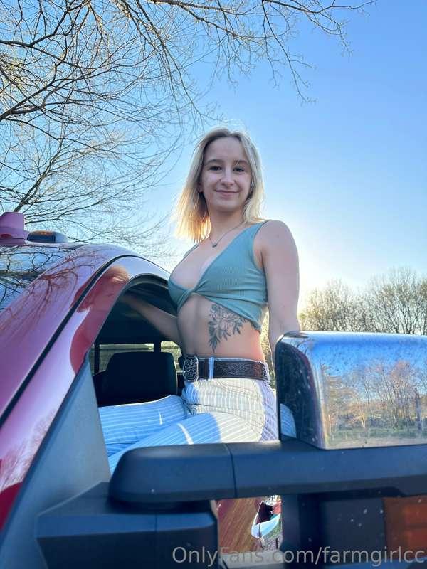 Hot girls drive hot trucks🤭