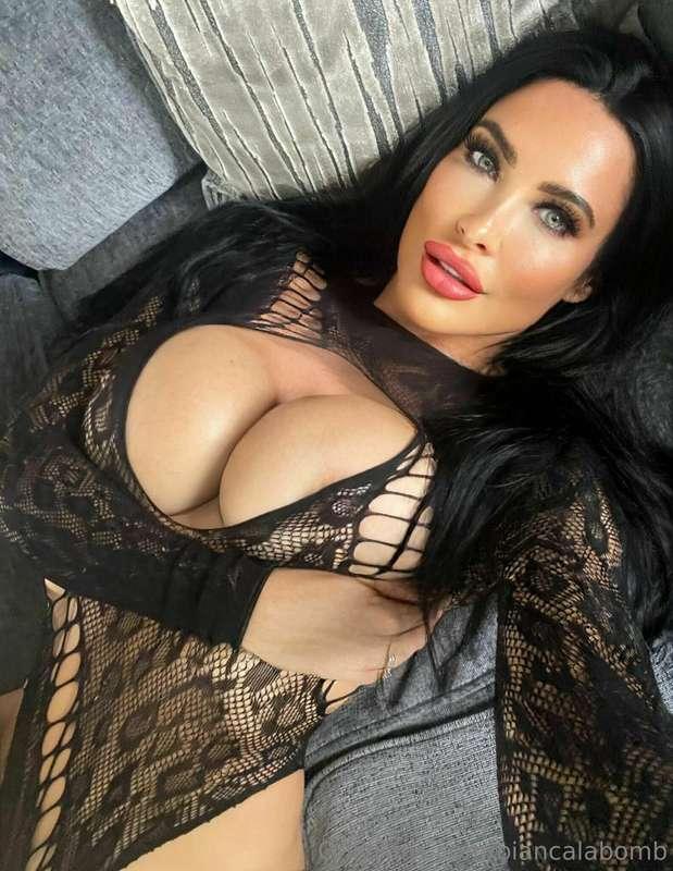 Bet you’ve been craving your hottie bombshell, haven’t you?💦..