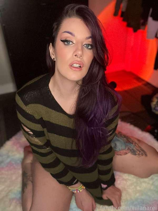 A sneak peek of a set I shot last night 💖
Isn’t this sweater so cozy and cuddly?

#fyp #goth #purplehair #longhair #sweater #thighs #tattoos