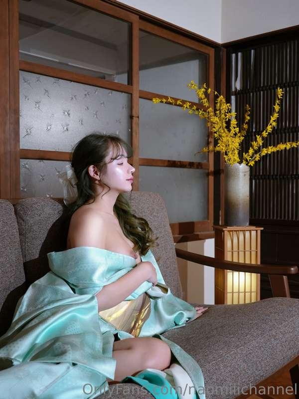 I got the hottest vintage kimono👘
So horny
エッチな艶々ビンテージ着物で。お気..