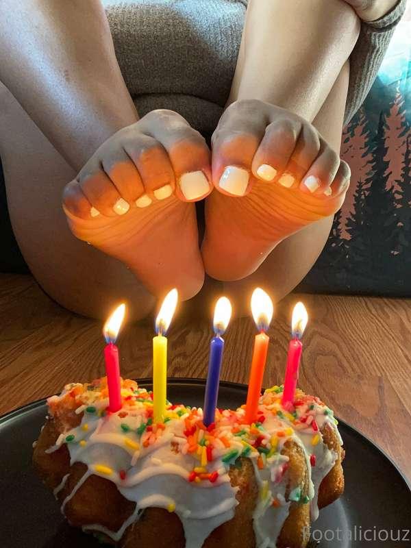 My feet’s are ready to taste the yummy cake!